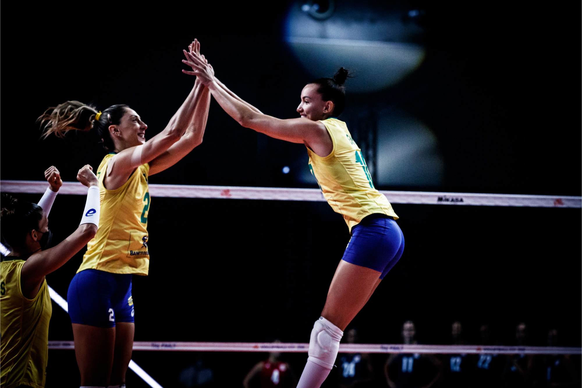 巴西排球队惊险逆转取胜，精彩赛事