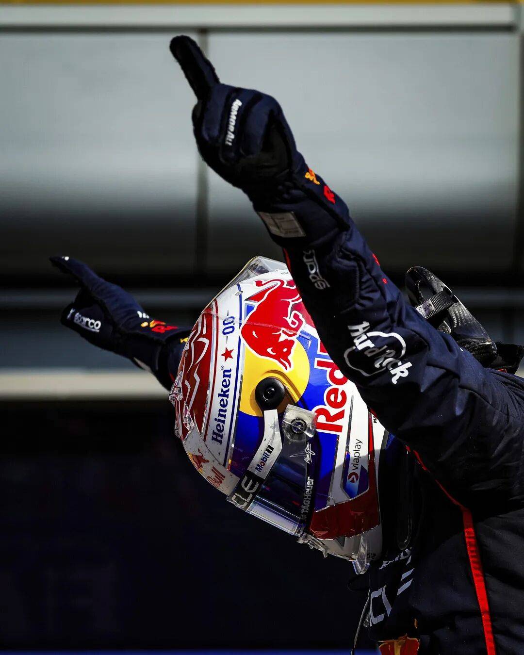 红牛车队力克红牛二队，诺里斯带队取胜